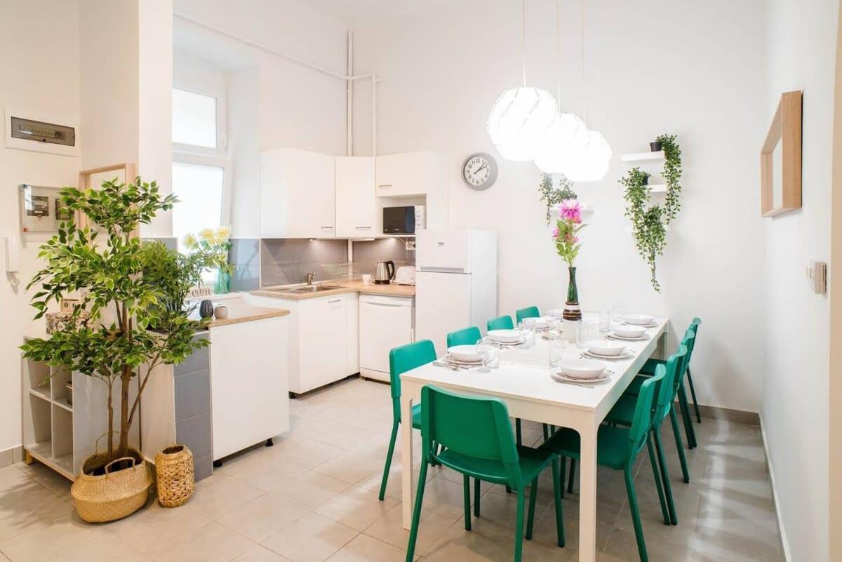 5 Bedrooms With Ac In Center * Budapešť